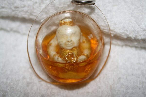 Buddha / Budda - amulet. Kuman Thong - year 2502. LP Tae. - Image 2